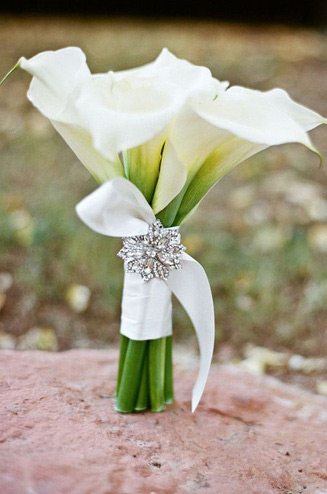 Букет невесты из калл | Hand bouquet wedding, Simple wedding bouquets, Bridal bouquet flowers